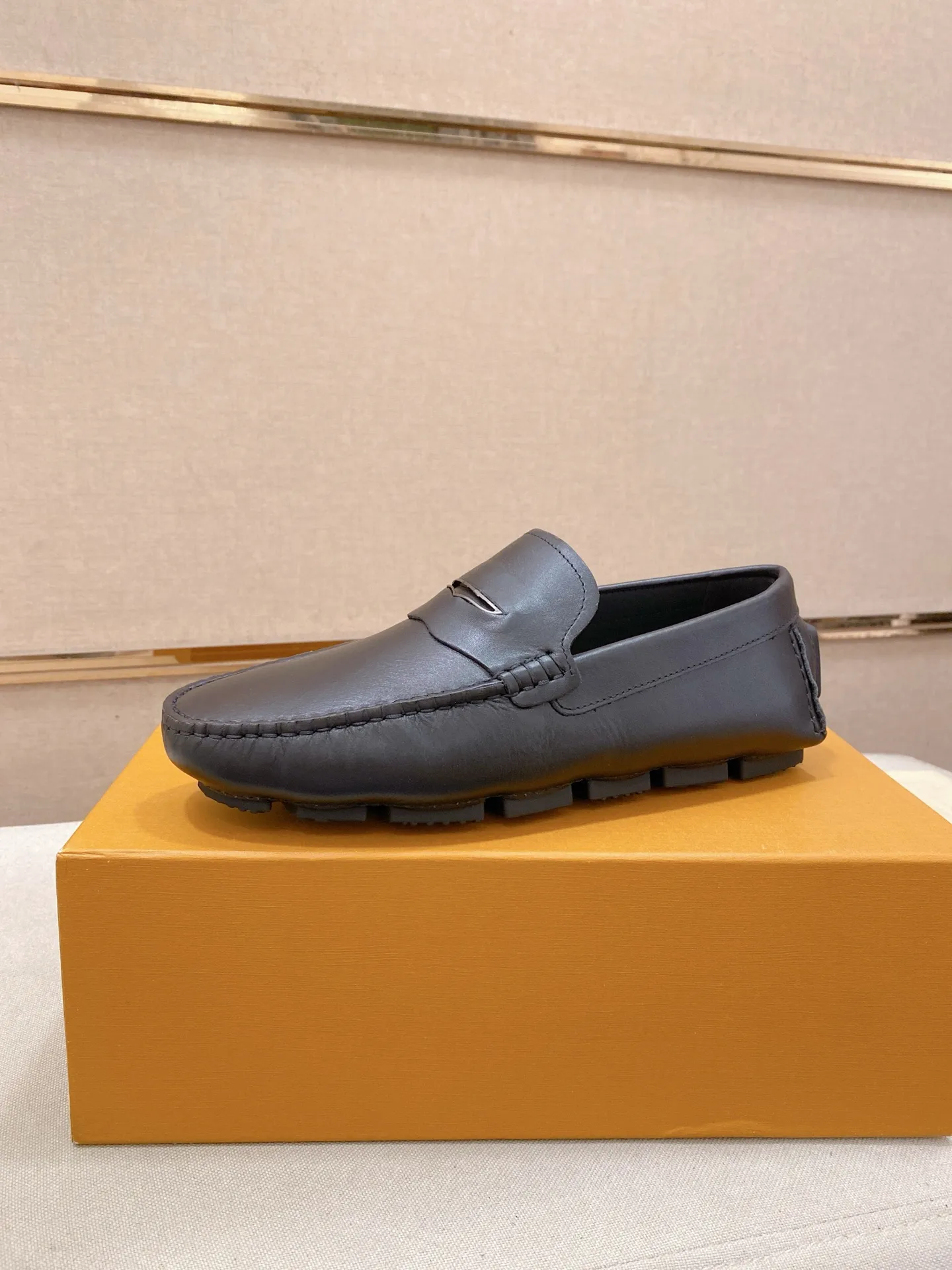 Factory price: 500💰High-end quality! LV 🆕🆕Exclusive hot-selling products in stock🔥🔥New products on the shelves, high-quality Ferragamo men's pea shoes, high-end casual driving shoes, with complete packaging! 💪 💪 Material: imported first-layer cowhide 🐂 + imported high-quality buffalo leather lining + wear-resistant outsole 👍🏻👍🏻 Features: high-end and comfortable, purely handmade 🚀 🚀 Create the perfect shoes that suit you best 🔥 🔥 Size: (38-44) 45 standard size can be customized!